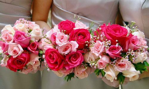 Bridesmaids holding bouquets 